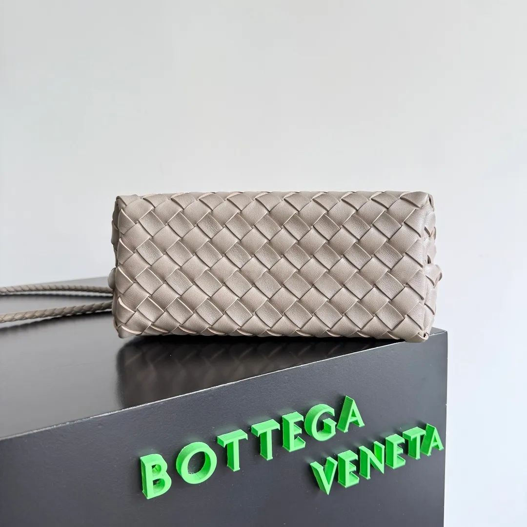 The 2023 new Andiamo batch of 1860 BV has been shipped‼ ️Really popular🔥The new Andiamo woven handbag launched by Bottega Veneta this season is really popular all over the world! ! Celebrities at home and abroad have worn it, and Oscar-winning actress Michelle Yeoh has taken it out on the street. Song Jia, Trai Yara, Yu Feihong, Sanji Ayaka, Rosie Hunting-Whiteley, Yoshioka Riho, etc. have all picked up this bag. It is classic and versatile, showing off its temperament, and the bag capacity is also large, which is very convenient for daily commuting! ! A variety of carrying methods, the shoulder straps can be adjusted by yourself, the original lambskin feels soft and delicate, and the unisex style breaks gender boundaries and brings a more practical and longer-lasting use experience. Andiamo, which has both elegant and casual styles, perfectly interprets the true appearance of "fashionable old money style". Style number: 743568 Size: 25*22*10.5cm